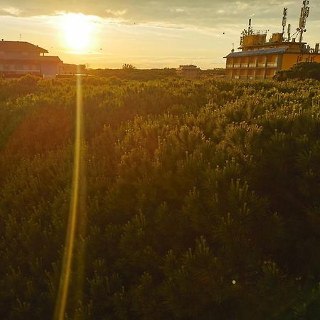 Hotel Pine Beach Rosolina Mare Exterior foto